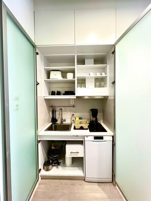 Køleskab, mikrobølgeovn, ovn, kaffe-/temaskine