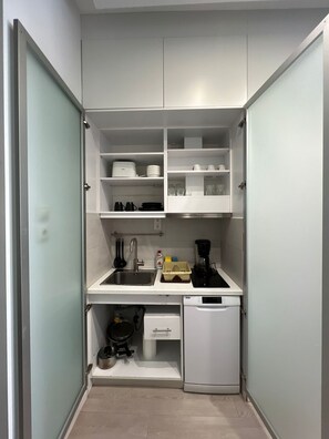 Fridge, microwave, oven, coffee/tea maker
