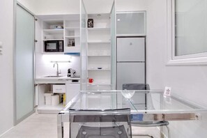 Geladeira, micro-ondas, cooktop, cafeteira/chaleira