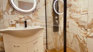 Dusche, Haartrockner, Handtücher