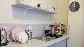 Fridge, coffee/tea maker, spices