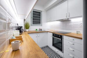 Réfrigérateur, four, plaque de cuisson, cafetière/bouilloire