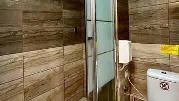 Douche, sèche-cheveux, serviettes fournies