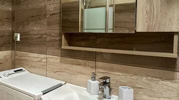 Shower, hair dryer, towels