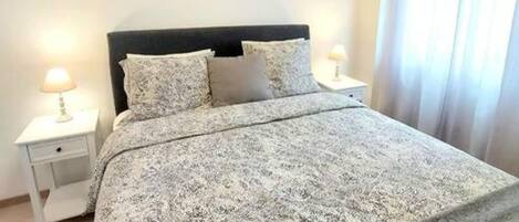 1 sovrum, skrivbord, strykjärn/strykbräda och gratis wi-fi