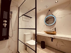 Shower, hair dryer, towels - Loft  Athens 2 - 55m2 (Μενεμένη)