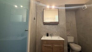 Shower, hair dryer, towels - Monastiraki 509 Central Suite (Athina)