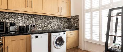 Kühlschrank, Geschirrspüler, Toaster, Kochgeschirr/Geschirr/Besteck