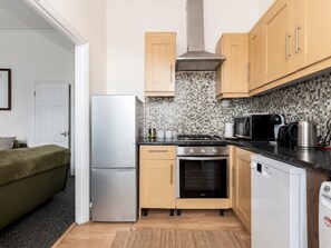 Kühlschrank, Geschirrspüler, Toaster, Kochgeschirr/Geschirr/Besteck