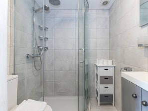 Shower, hair dryer, towels, soap - Cute & Central Greenwich Flat | 6 min Deptford Stn - Pass the Keys (London)