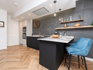 Fridge, oven, dishwasher, coffee/tea maker