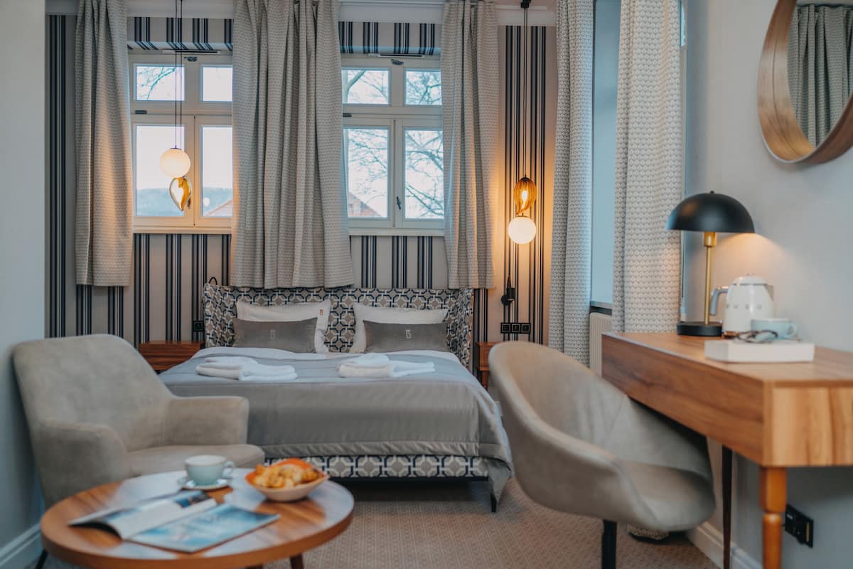 Comfort appartement | 1 slaapkamer, een kluis op de kamer, een bureau, gratis wifi