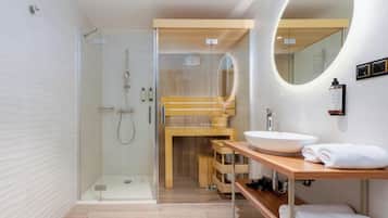 Superior-Apartment | Badezimmer | Dusche, Haartrockner, Bademäntel, Hausschuhe