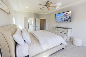 3 habitaciones, escritorio y tabla de planchar con plancha