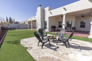 Outdoor dining - Walk in the Park: Luxury/Hot Tub/Sonoma Ranch Golf (Las Cruces)