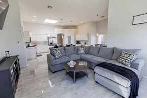 Smart TV, fireplace - Walk in the Park: Luxury/Hot Tub/Sonoma Ranch Golf (Las Cruces)