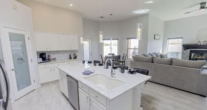 Walk in the Park: Luxury/Hot Tub/Sonoma Ranch Golf