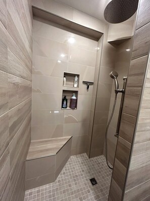 Douche, séchoir à cheveux, serviettes fournies, savon