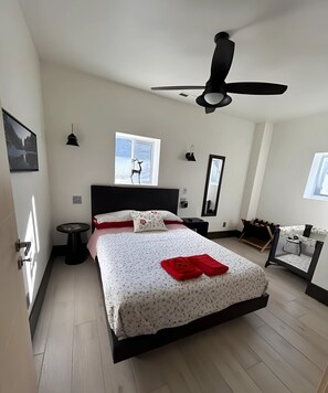 2 habitaciones, tabla de planchar con plancha y cuna de viaje 