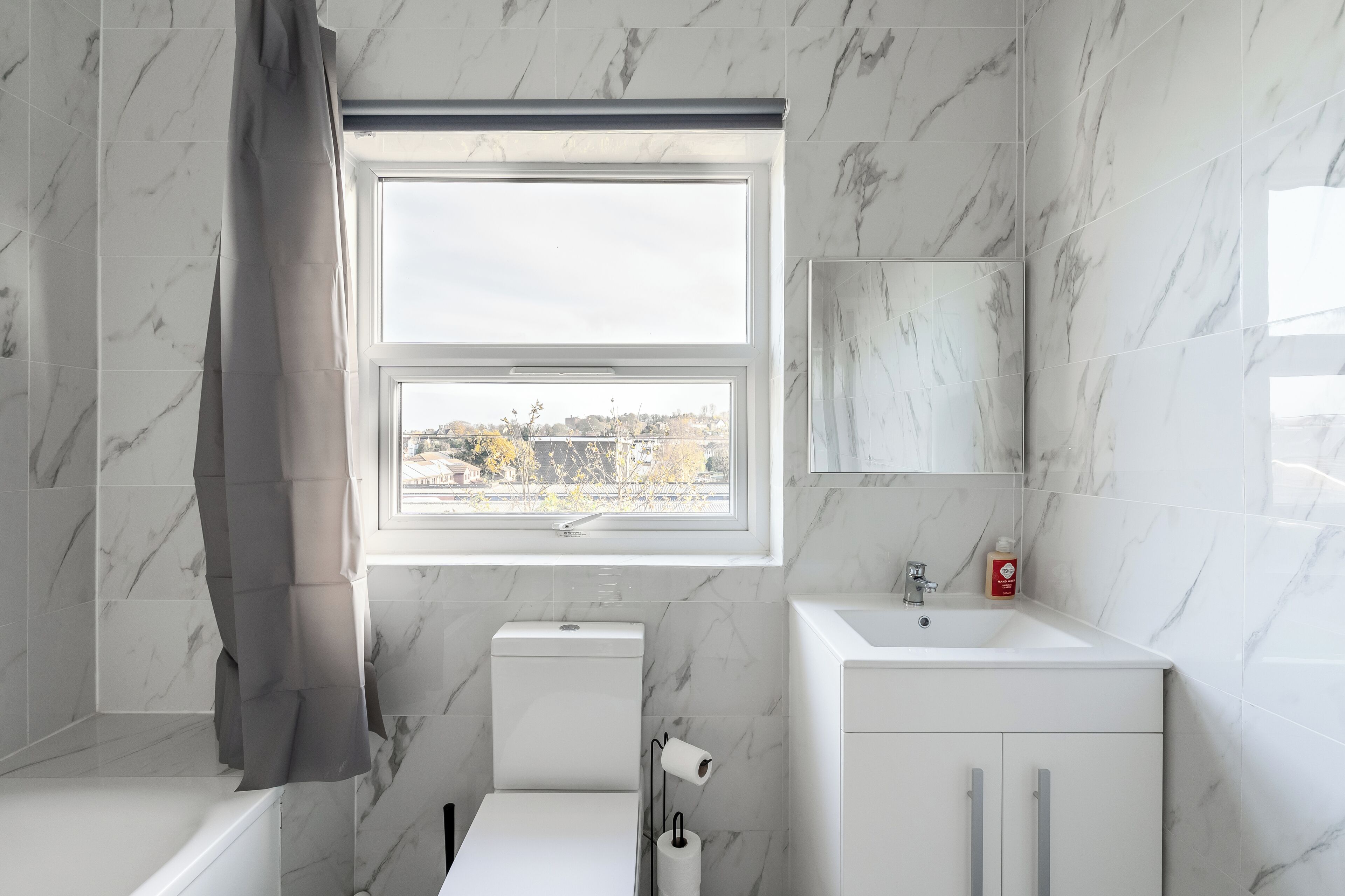 Dusj, hårføner, håndklær og såpe