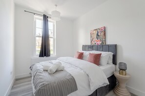 2 bedrooms, iron/ironing board, WiFi, bed sheets - Cozy Downtown Loft (Rochester)