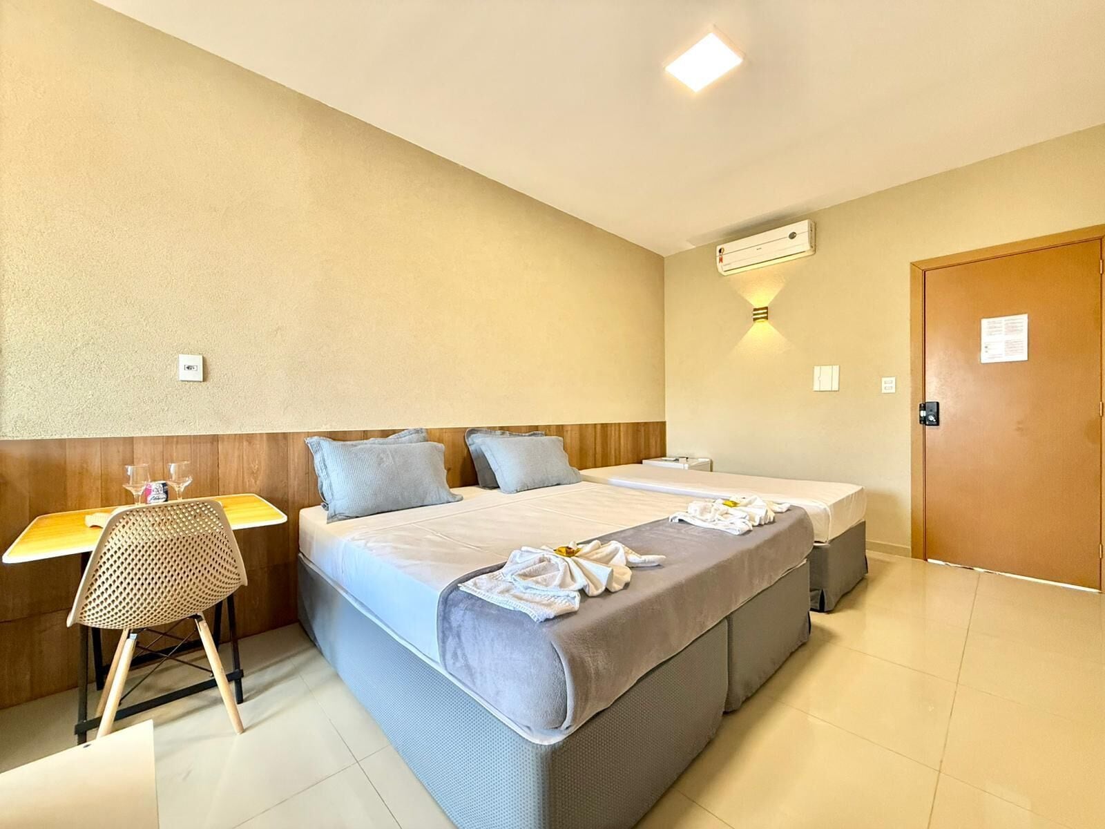 Deluxe driepersoonskamer | Een laptopwerkplek, gratis wifi, beddengoed