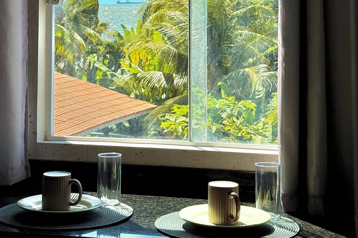 Luxe driepersoonskamer, uitzicht op zee | Gratis wifi, beddengoed