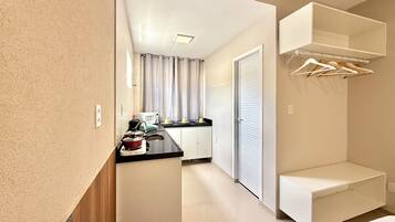 Habitación triple Deluxe | Cocina privada | Frigobar, microondas y utensilios de cocina