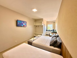 Habitación triple de lujo, vistas al mar | Espacio para trabajar con un portátil, wifi gratis, ropa de cama