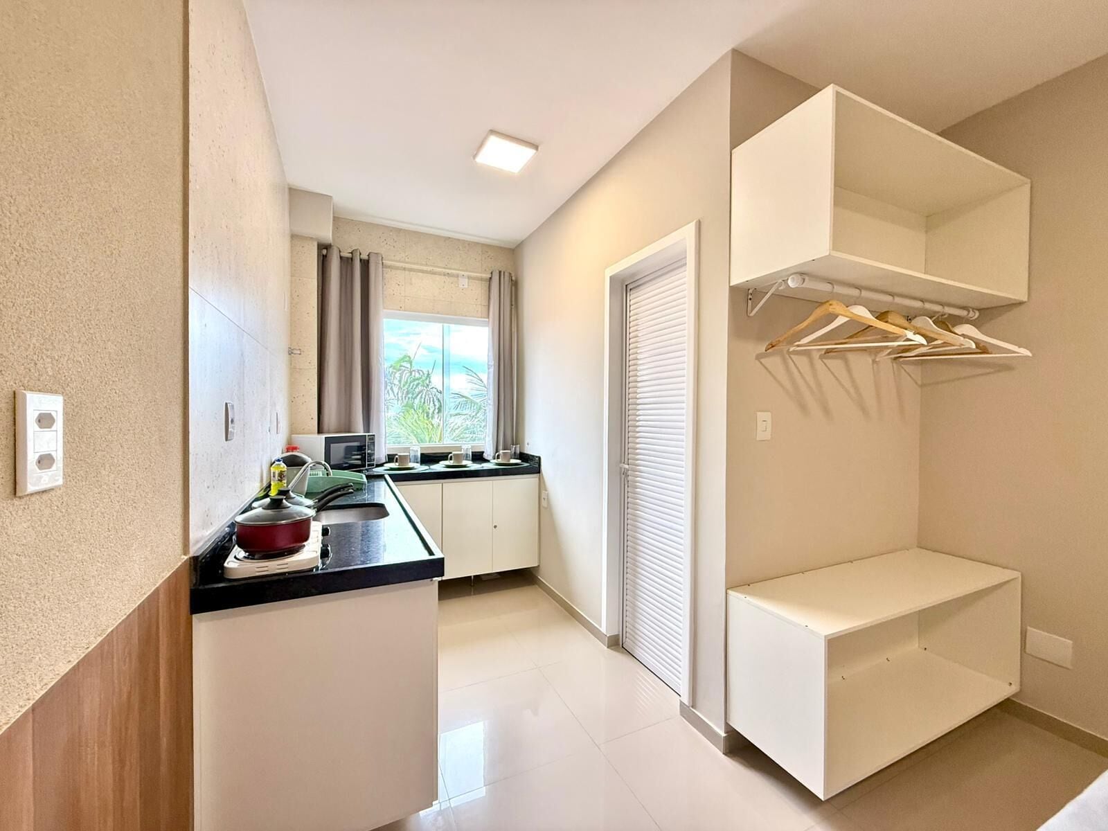 Luxe driepersoonskamer, uitzicht op zee | Een laptopwerkplek, gratis wifi, beddengoed