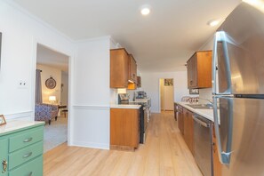 Een koelkast, een magnetron, een oven, een kookplaat