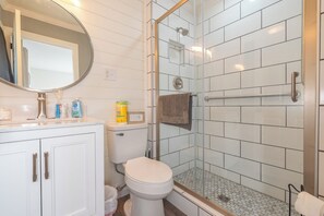 Een douche, een haardroger, handdoeken, zeep