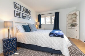 3 slaapkamers, een bureau, een strijkplank/strijkijzer, reisbedje