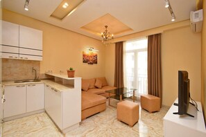 2 habitaciones, cortinas blackout y tabla de planchar con plancha