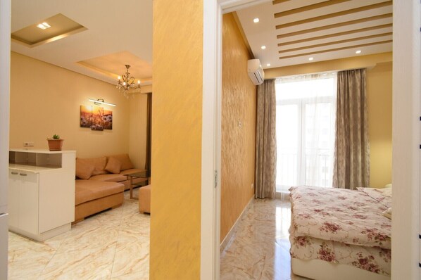 2 habitaciones, cortinas blackout y tabla de planchar con plancha