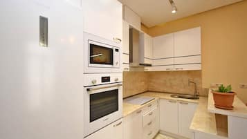 2 bedrooms, blackout curtains, iron/ironing board, free WiFi