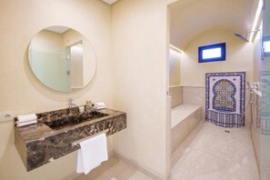 Shower, hair dryer, towels, toilet paper - VILLA YASMINA ( Not overlooked, heated pool) (Marrakech)
