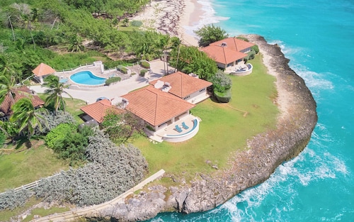 Maltese Falcon Villa - by Zenbreak