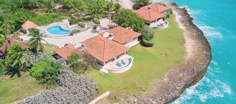 Maltese Falcon Villa - by Zenbreak