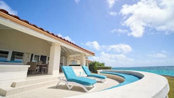 Villa, 4 Bedrooms, Smoking, Terrace | Tempat makan luar