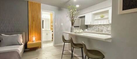 Bureau, fer et planche à repasser, lit parapluie, Wi-Fi gratuit