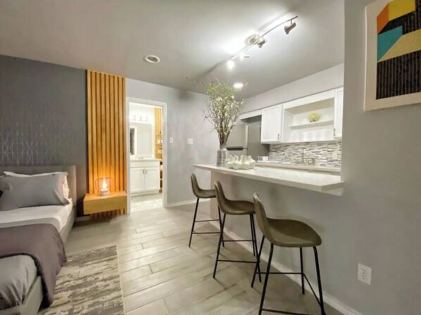 Schreibtisch, Bügeleisen/Bügelbrett, Reisekinderbett, kostenloses WLAN