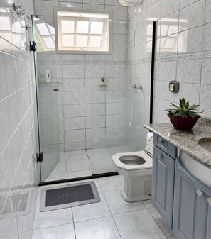 Een douche, een haardroger, handdoeken, zeep