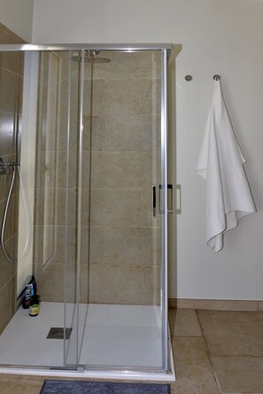 Sèche-cheveux, bidet, serviettes fournies, papier toilette