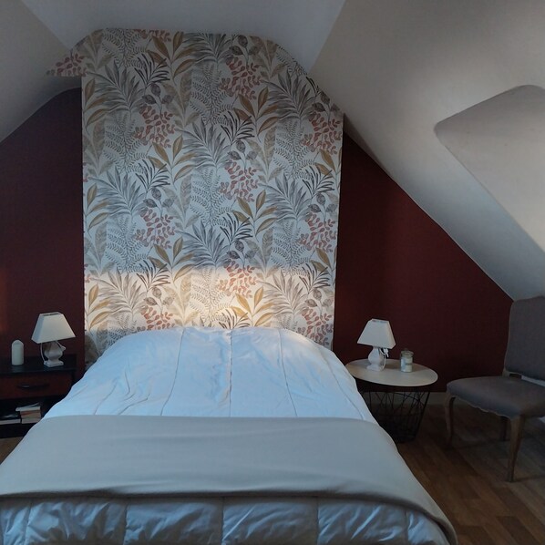A bedroom with a large bed, a nightstand, a chair, and a small table with a lamp. - Country house with SPA, quiet, 20 minutes from the sea, Centre Finistère (Dinéault)