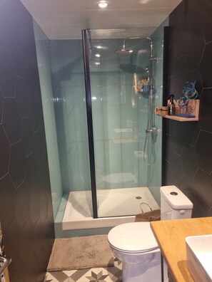 Dusche, Haartrockner, Toilettenpapier