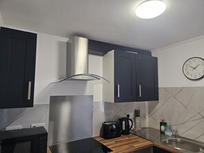 Kjøleskap, mikrobølgeovn, ovn og brødrister