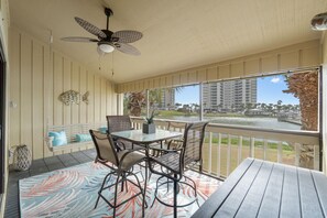 Outdoor dining - Family & Dog-Friendly Seascape Villa (Miramar Beach)