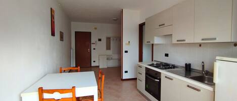 开间, 多间卧室, 阳台, 城市景观 | 餐厅