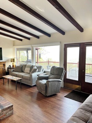 スマートテレビ、暖炉、DVD プレーヤー、書庫